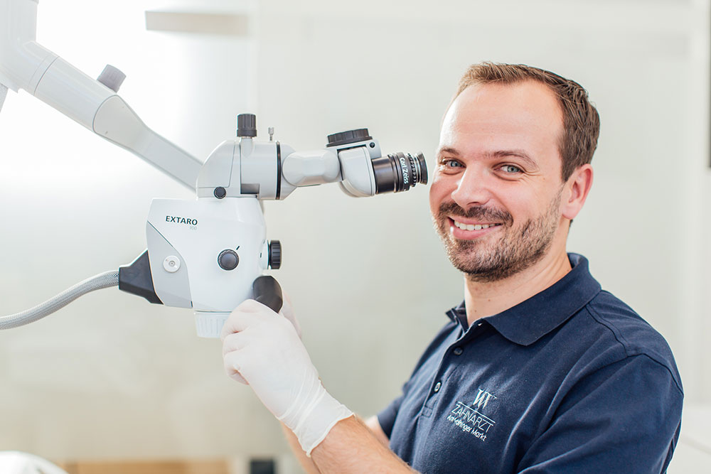 Wurzelkanalbehandlung Vaihingen - Zahnarzt Wenninger am Mikroskop
